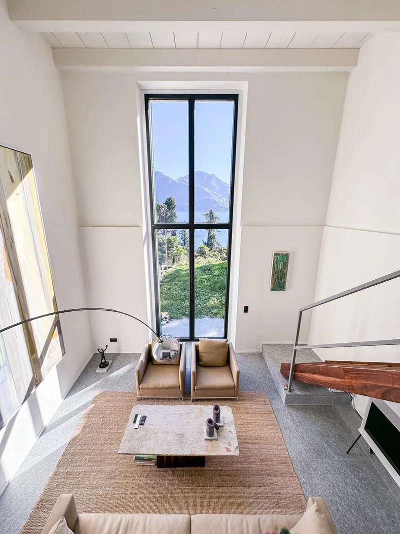 Casa Ludwig, tall window axis with a view of the lake