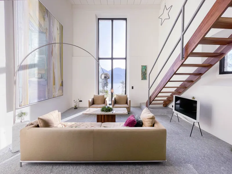 Casa Ludwig, open living space with tall window and gallery